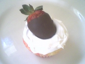 cupcake-poke-w-strawberry cupcake-poke-w-strawberry