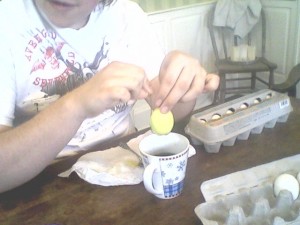 andrew-coloring-eggs2