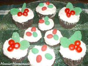 Holly Cupcakes.fixed.4