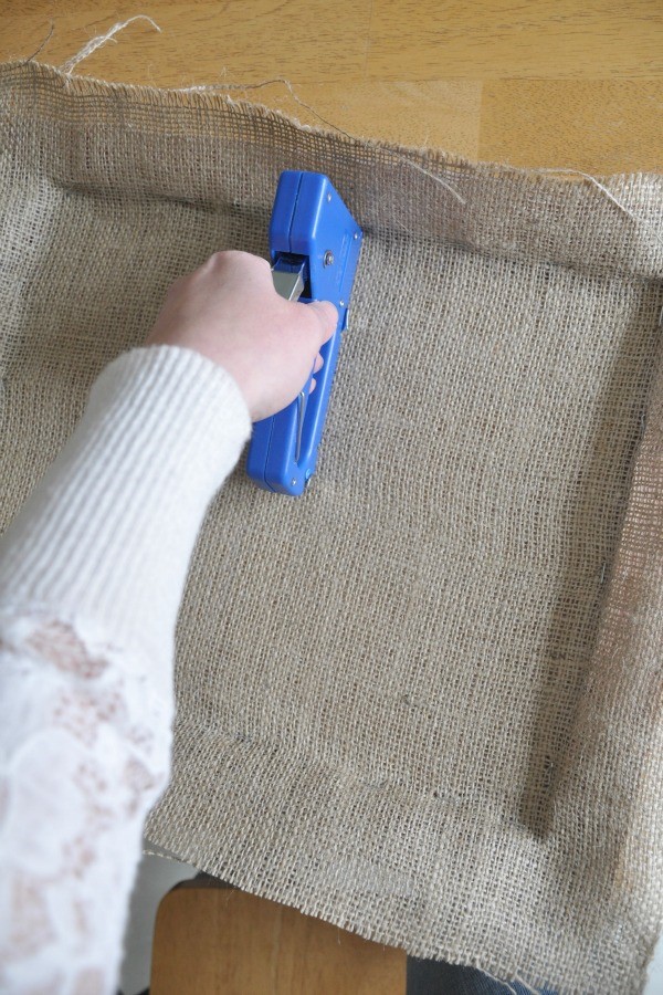 Welcome guests to your home with this easy to make DIY Burlap Welcome Sign! Pin to your Craft Board!