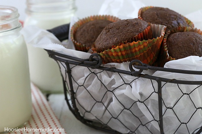 APPLESAUCE MUFFINS -- a hearty muffin perfect for breakfast, lunch boxes, snacks or even a late night snack! Filled with good-for-you ingredients and LESS sugar too!