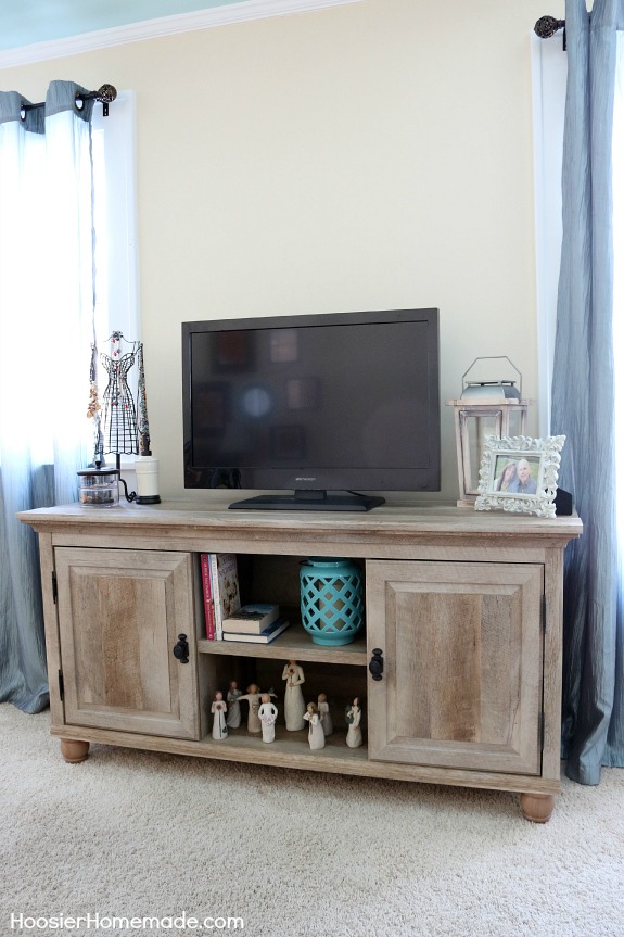 Rustic Bedroom Makeover - this relaxing and calm bedroom will inspire you! Pin to your DIY Board!