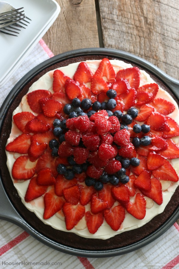 Brownie Fruit Pizza - Start with a simple brownie mix and turn it into a showstopping dessert in minutes! Cream Cheese Fruit Dip, Fruit and Apple Jelly are added to this incredibly easy dessert! 