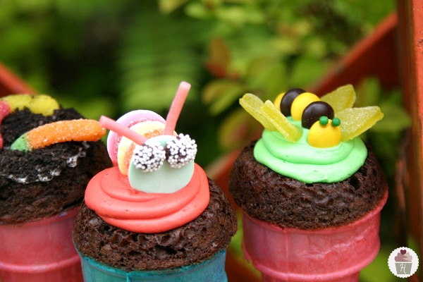 Earth Day Bug Cupcake Cones :: Recipe & Instructions on HoosierHomemade.com