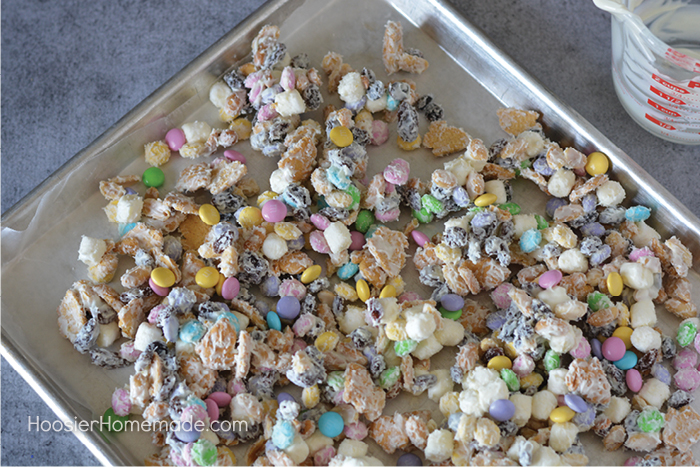 Whip up this Spring Snack Mix in minutes! Add it to bags with the FREE Printables for a quick and easy gift! Make a batch of Bunny Bait for Easter or take to a party! 