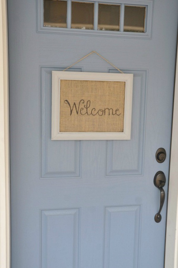 Welcome guests to your home with this easy to make DIY Burlap Welcome Sign! Pin to your Craft Board!