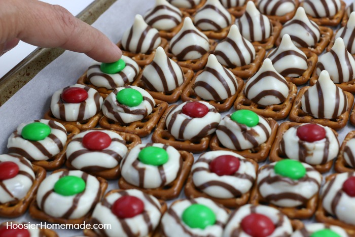 PRETZEL HUGS - The Perfect Christmas Candy! ONLY 3 ingredients!