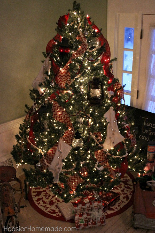 Vintage Style Christmas Tree | 100 Days of Homemade Holiday Inspiration on HoosierHomemade.com