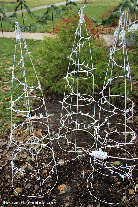 With just 3 supplies and about 15 minutes time, you can make your own Christmas Yard Decoration! Pin to your DIY Board!