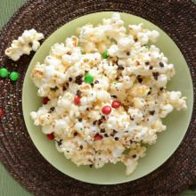 Christmas-popcorn-with-marshmellows-and-mms220