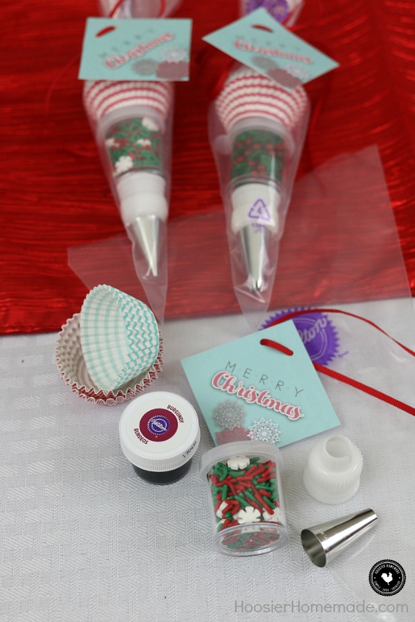 This Mini Decorating Kit Party Favor is so CUTE! Put them together in minutes for a fun take-home gift or give as a gift to your favorite bakers in your life! FREE Printable Tags too!