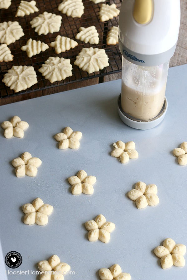 I LOVE this! Host a Cookie Decorating Party for friends and family! Complete with cookies, icing, sprinkles and FUN! Send your guests home with a Mini Decorating Kit Party Favor too! AND the Cookie Decorating Party Printables are FREE! 