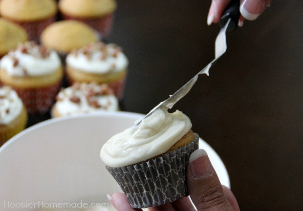 Frosting cupcake with Cream Cheese Frosting.