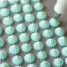With just 4 ingredients, you can make these beautiful and delicious Cream Cheese Mints for a Holiday Gift! Pin to your Christmas Board!