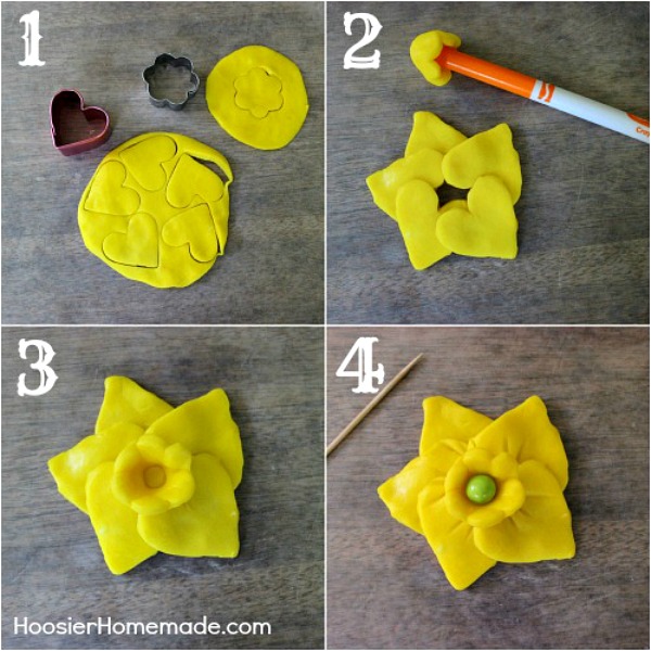 Spring Flower Cupcakes | Instructions on HoosierHomemade.com