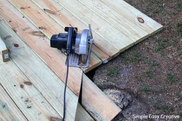 HOW TO BUILD A DECK - Learn tips on how to easily build this simple deck in a weekend!