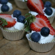 Easy-Berry-Mini-Cheescakes