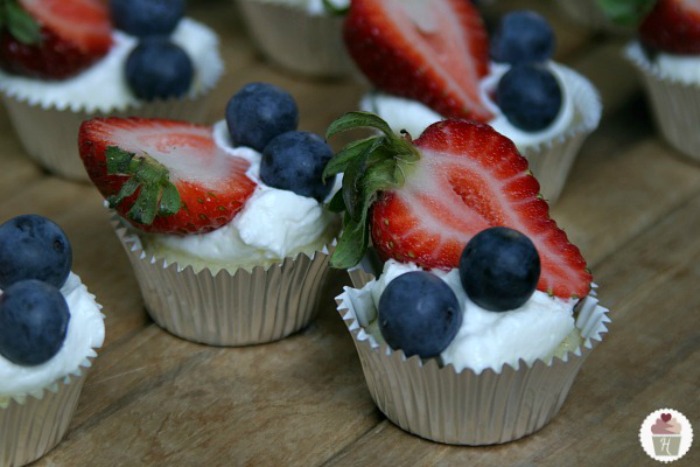 Easy-Berry-Mini-Cheescakes