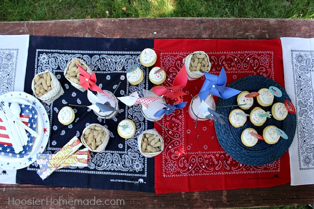 Easy Table Decorations : Summer Entertaining :: on HoosierHomemade.com