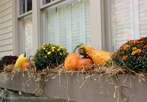 Outdoor Decorating for Fall :: on HoosierHomemade.com
