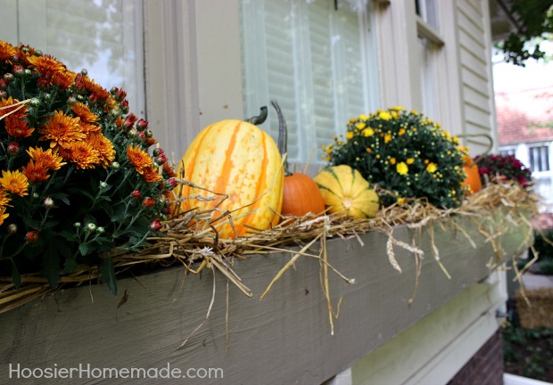 Outdoor Decorating for Fall :: on HoosierHomemade.com