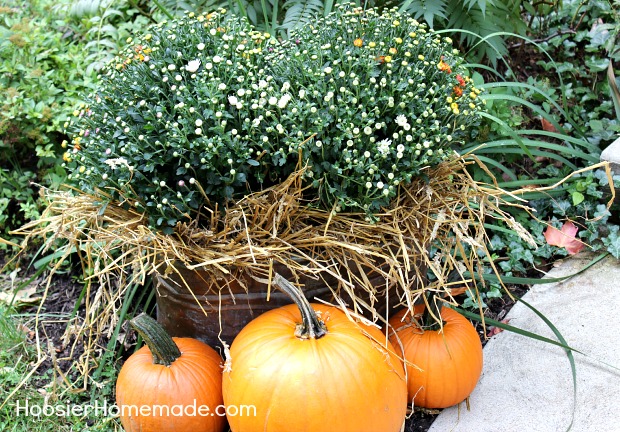 Outdoor Decorating for Fall :: on HoosierHomemade.com