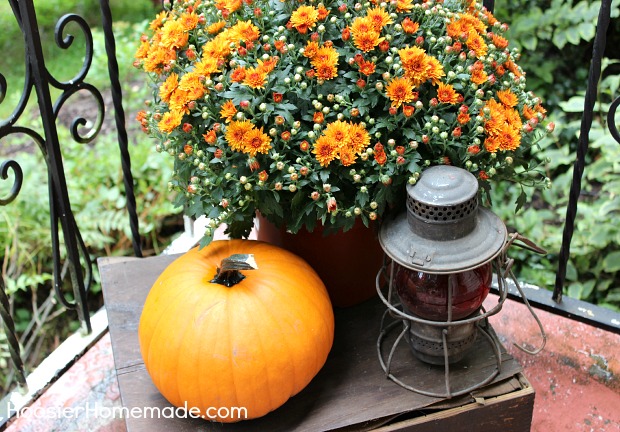 Outdoor Decorating for Fall :: on HoosierHomemade.com