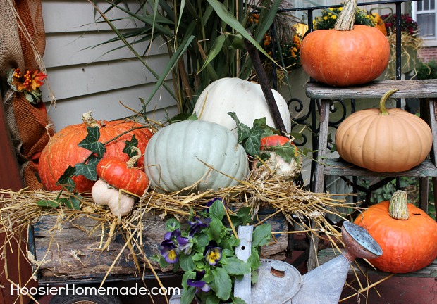 Outdoor Decorating for Fall :: on HoosierHomemade.com