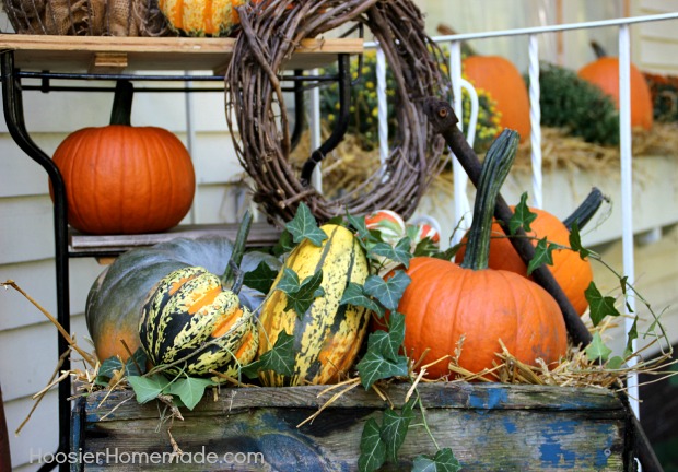 Fall Outdoor Decorating | Details on HoosierHomemade.com