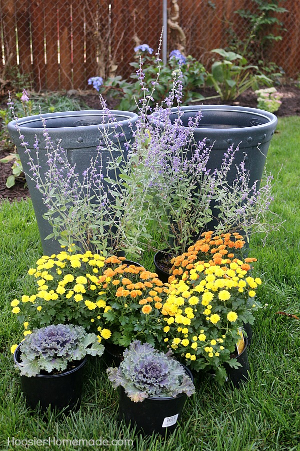 FALL OUTDOOR PLANTER -- Learn how to make this easy Fall planter!