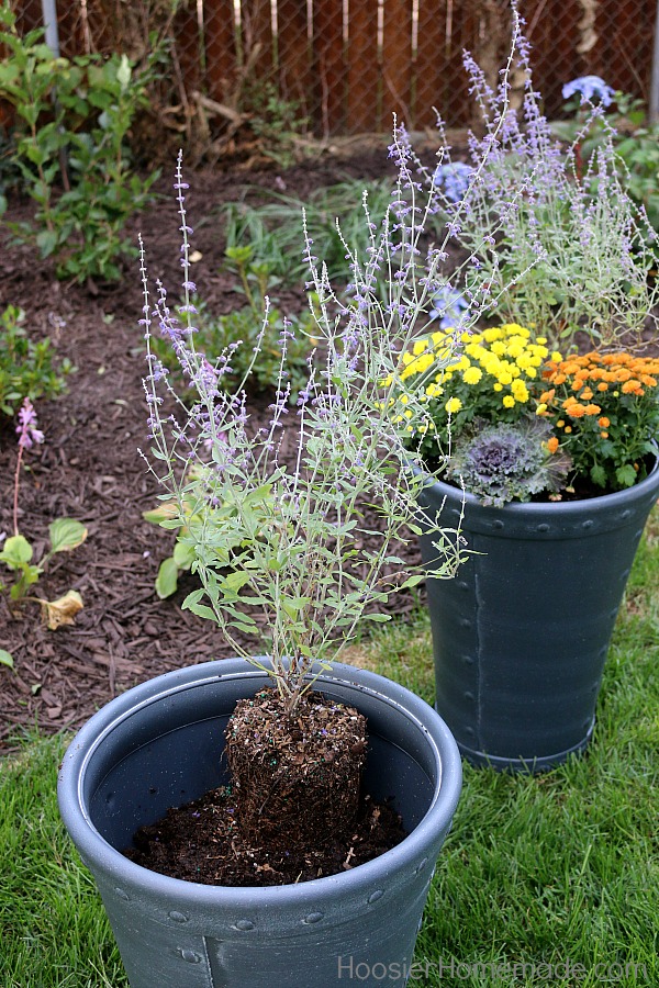 FALL OUTDOOR PLANTER -- Learn how to make this easy Fall planter!