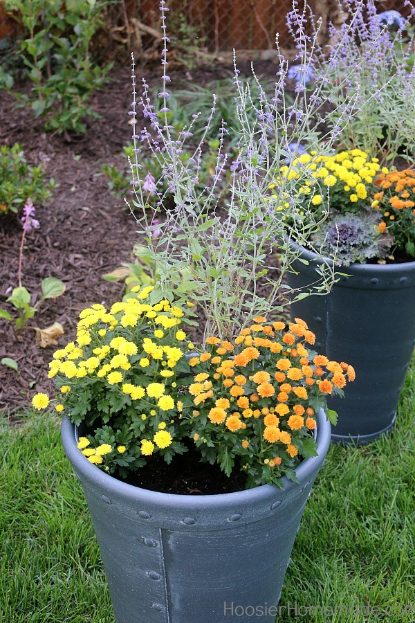 FALL OUTDOOR PLANTER -- Learn how to make this easy Fall planter!