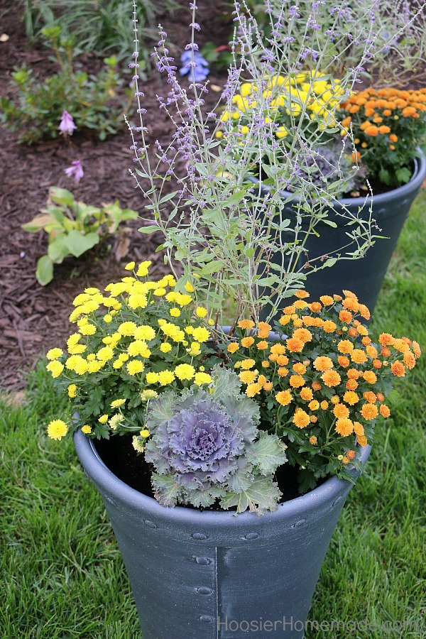 FALL OUTDOOR PLANTER -- Learn how to make this easy Fall planter!