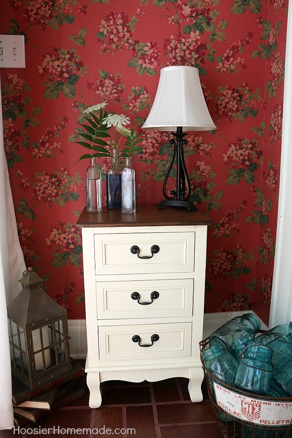 SMALL FOYER DECORATING IDEAS -- Welcome your guests with these easy decorating ideas! Add a little Farmhouse Style with the DIY COAT RACK, Aqua Mason Jars, Galvanized Clock and more!