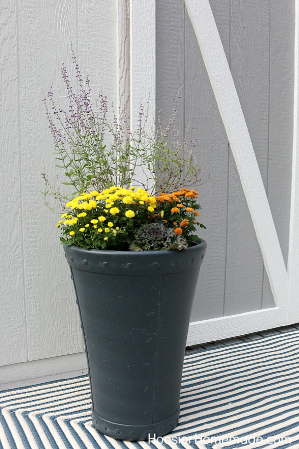 FALL OUTDOOR PLANTER -- Learn how to make this easy Fall planter!