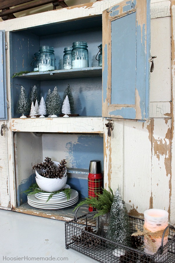 FARMHOUSE WINTER DECOR -- Use what you have on hand to turn your home into a cozy space with these Winter Decorations. 