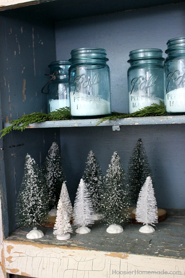 FARMHOUSE WINTER DECOR -- Use what you have on hand to turn your home into a cozy space with these Winter Decorations. 