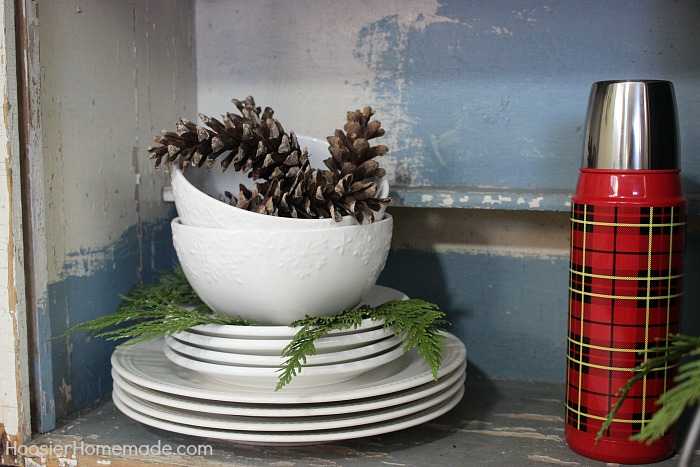 FARMHOUSE WINTER DECOR -- Use what you have on hand to turn your home into a cozy space with these Winter Decorations. 