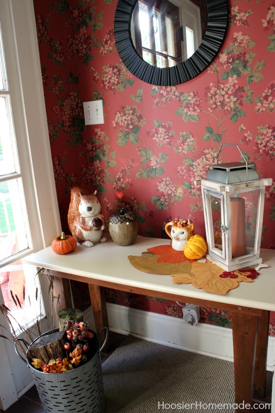 Foyer Decorating Ideas for Fall | on HoosierHomemade.com