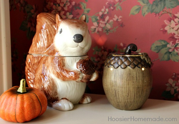 Foyer Decorating Ideas for Fall | on HoosierHomemade.com