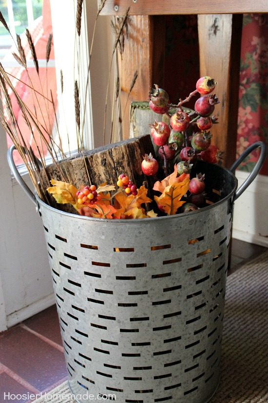 Foyer Decorating Ideas for Fall | on HoosierHomemade.com