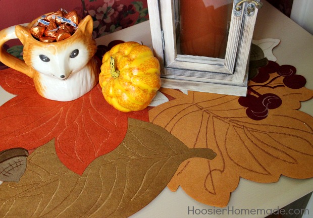 Foyer Decorating Ideas for Fall | on HoosierHomemade.com
