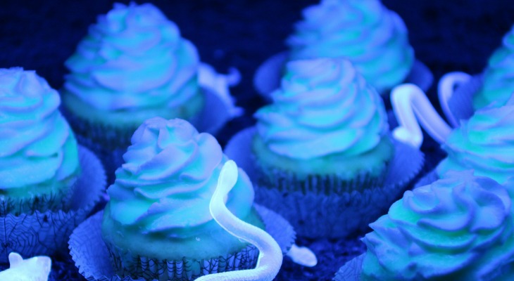 glow-in-the-dark-cupcakes-feature