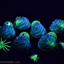 Be a Rock Star Mom and make these easy Glow in the Dark Cupcakes with just a few simple ingredients. Fun Halloween Party Food or dessert for Halloween Dinner at home.
