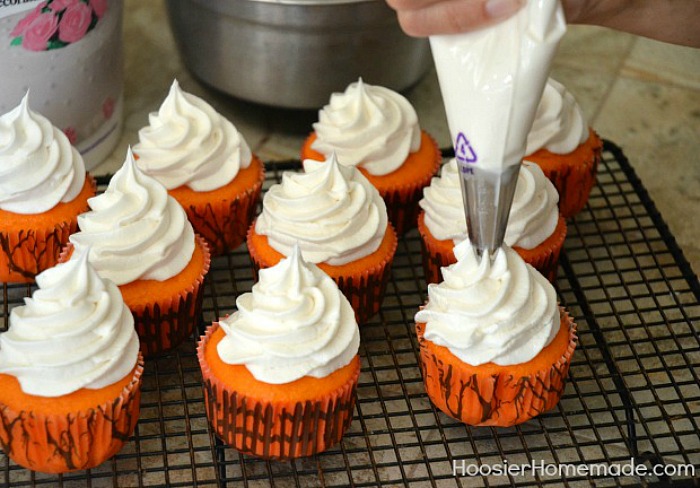 glow-in-the-dark-cupcakes-white-frosting1