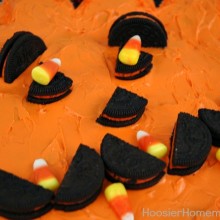 Halloween Cupcakes | Pull apart cupcakes that are perfect for a Kid's Halloween Party | Recipe on HoosierHomemade.com