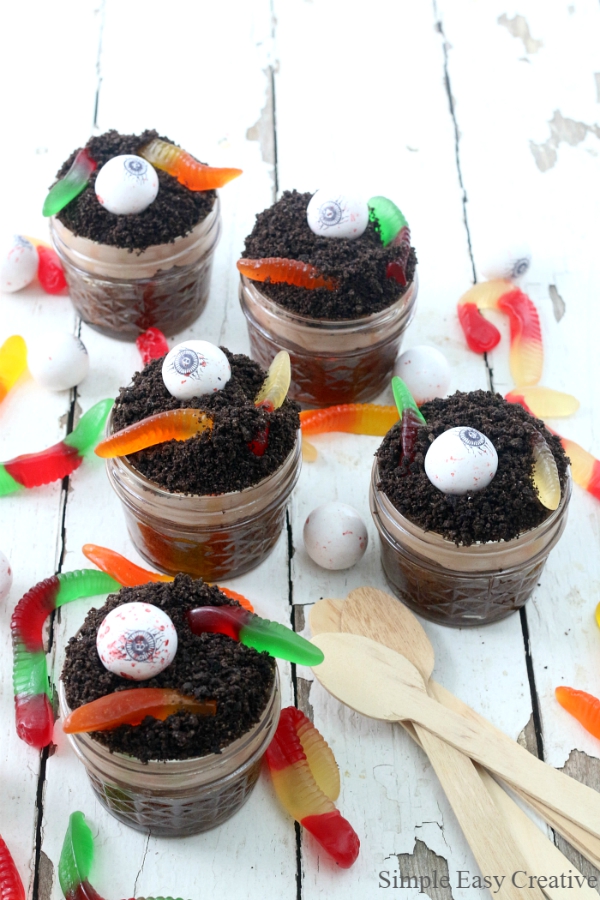 DESSERT DIRT CUPS FOR HALLOWEEN