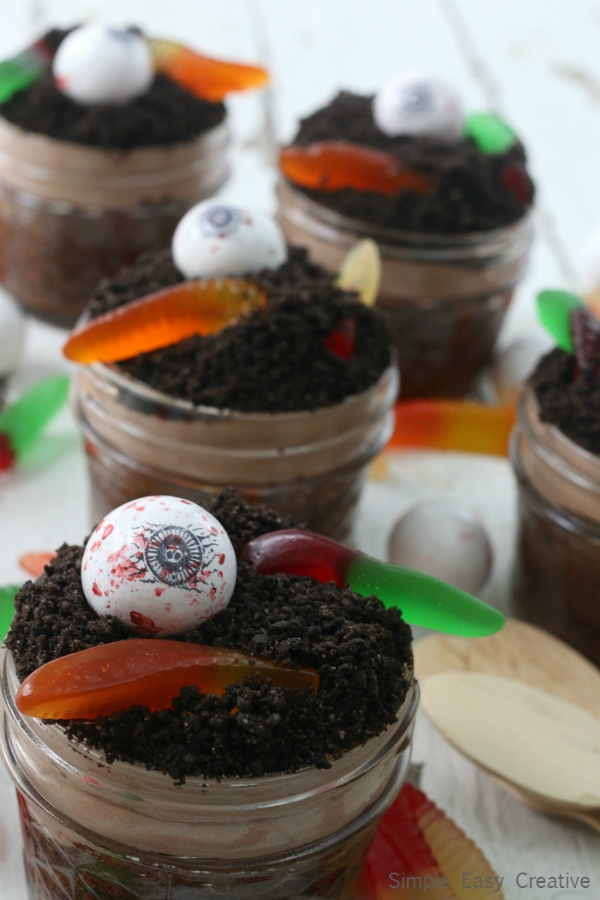 HALLOWEEN DESSERT DIRT CUPS