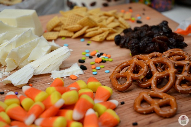 Candy Corn Crunch Halloween Mix :: HoosierHomemade.com