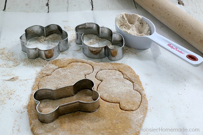 HOMEMADE DOG TREATS -- Your dog will LOVE these easy to make homemade dog treats! Filled with good ingredients like pumpkin, peanut butter, oats and more!